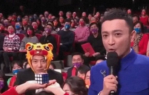 春晚明星搞笑瞬間：陳寶國隔口罩摳鼻子，張韶涵李榮浩大眼瞪小眼
