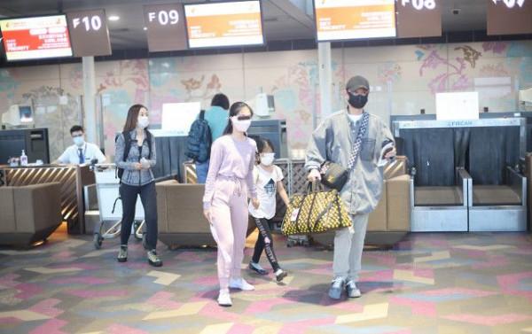 文章父女仨罕合體！長女貼心照顧妹妹打扮樸素，他背6萬包超冷酷