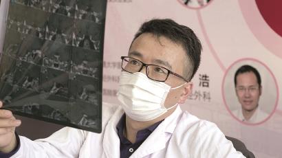 探索破解大腦深部“0.6克”引發的危機!這個公益專案執行一年,為患者帶來新曙光 探索破解大腦深部“0.6克”引發的危機!這個公益專案執行一年,為患者帶來新曙光