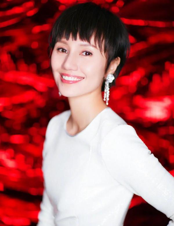 44歲袁泉真的好氣質，短髮微笑太迷人，不愧被稱為&OpenCurlyDoubleQuote;氣質女神&rdquo;