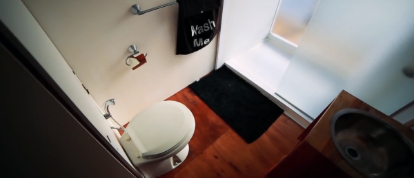 男子花百萬將家搬到水面上 12㎡漂浮小屋每月管理費至少三千