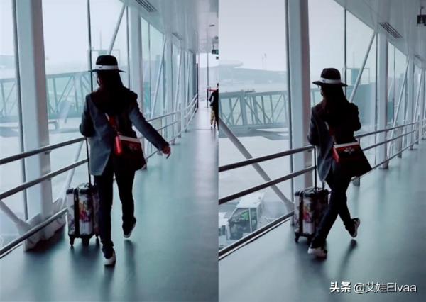 央視主持李思思打卡遊樂園，穿T恤短褲露學生長襪，打扮似女明星