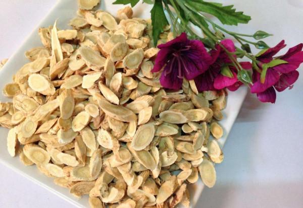 冬季宜溫補，羊肉與3味藥材熬湯，溫中補血、養肝補虛效果好