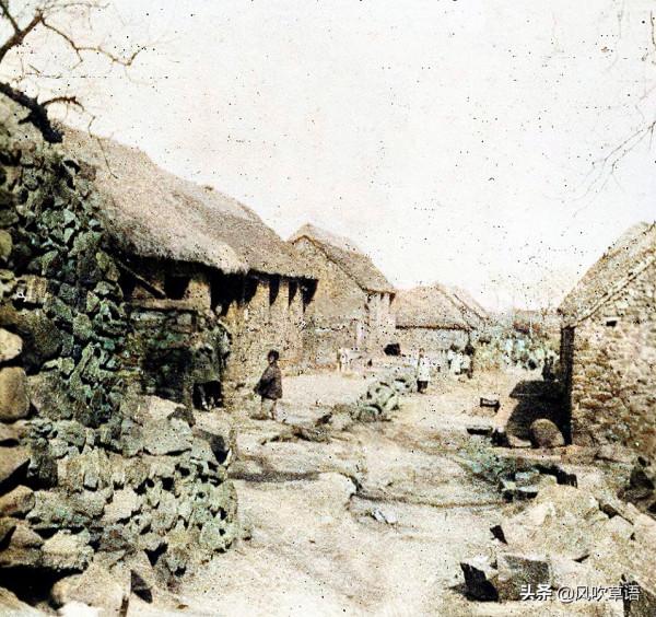 1902年的威海劉公島，東村街道破爛不堪，老人在村頭表演口技