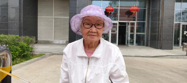 新中國第一代女拖拉機手：當初開荒時，狼就跟在後面撿老鼠吃