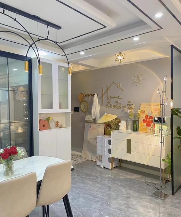 她家60㎡，玄關圈粉無數，臥室簡單走一圈石膏線，陽臺也太美了