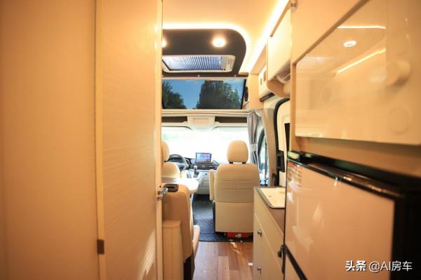 奇瑞全新聖粹白房車上市，超酷黑白設計，配2.0T動力，C2照駕駛