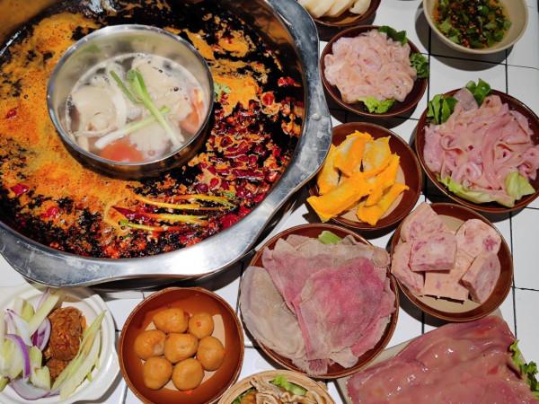 重慶人吃火鍋的姿勢，你真的學不會