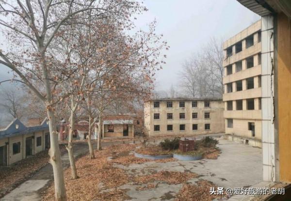 曾經擁有5000多人的廠區，銀行賓館齊全，如今被廢棄荒蕪一人