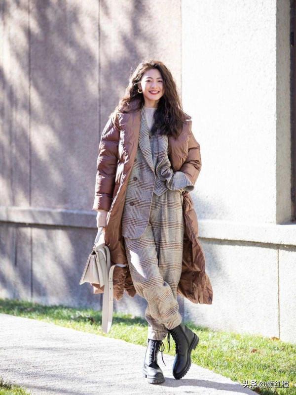 今年火了一種穿法叫“西服套裝+羽絨服”，幹練利落又實用，太美