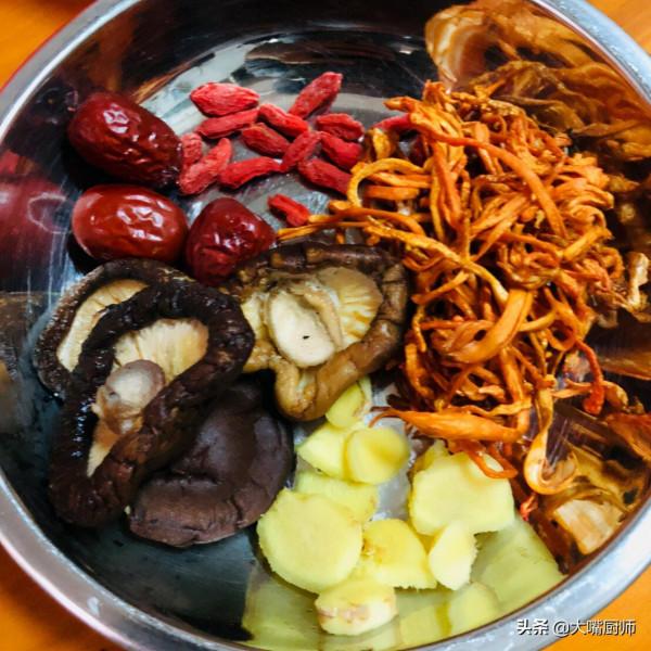 燉雞湯調料不在多,牢記“4加2不加”口訣,湯鮮肉嫩,金黃沒腥味 燉雞湯調料不在多,牢記“4加2不加”口訣,湯鮮肉嫩,金黃沒腥味