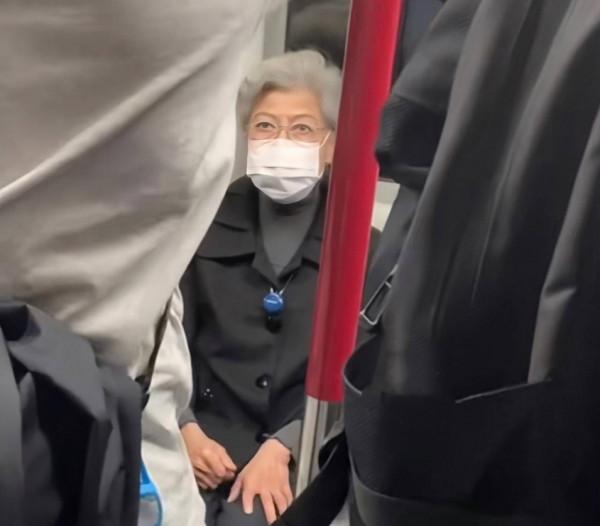 87歲TVB著名老戲骨獨自坐地鐵，獲乘客讓座，至今未婚仍孤身一人