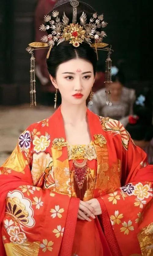 盤點那些戴鳳冠霞帔,絕色美人,有你喜歡的嗎 盤點那些戴鳳冠霞帔,絕色美人,有你喜歡的嗎