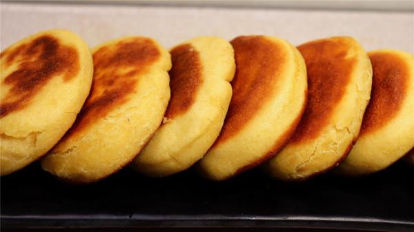 玉米麵加雞蛋，開水燙一燙，瞬間變成早餐餅，蓬鬆柔軟比饅頭還香