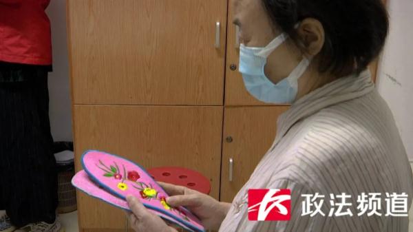 一針一線寄恩情,77歲老太親手縫製鞋墊送醫生 一針一線寄恩情,77歲老太親手縫製鞋墊送醫生