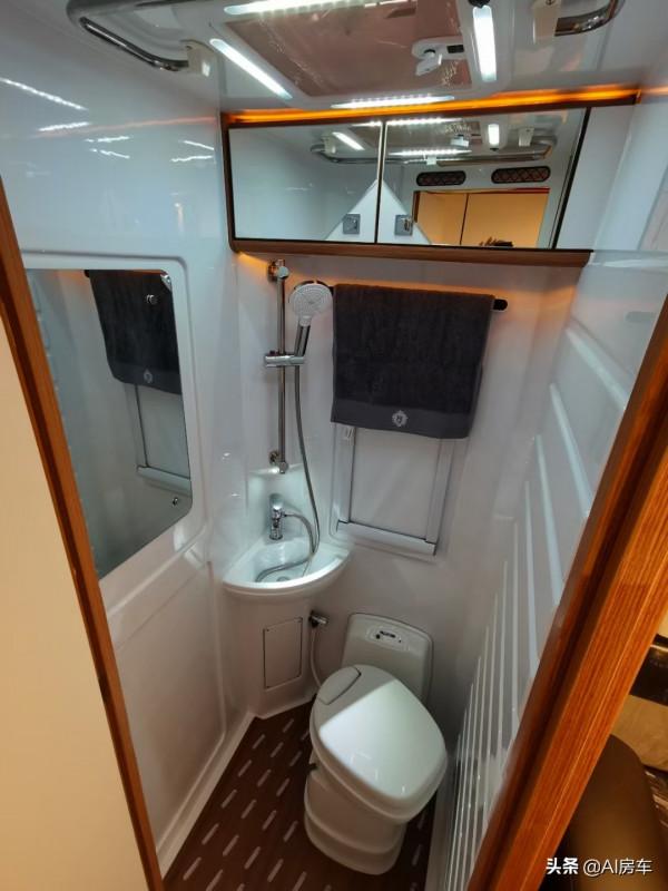 顏值效能都一流，還帶兩種佈局，不愁水電，實拍國產羅曼特斯房車