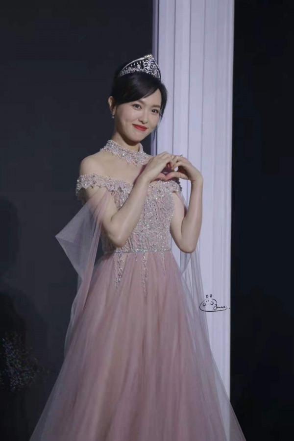 唐嫣真的是公主吧!穿碎鑽仙女裙戴王冠貴氣擋不住,幸福寫在臉上 唐嫣真的是公主吧!穿碎鑽仙女裙戴王冠貴氣擋不住,幸福寫在臉上