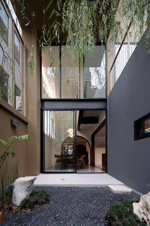 我也想給父母買這樣一套養老房，院子露臺，上下2個客廳沉穩大氣