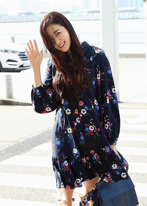 韓國高顏值女神金莎朗,衣品線上身材好,氣質不輸金喜善 韓國高顏值女神金莎朗,衣品線上身材好,氣質不輸金喜善