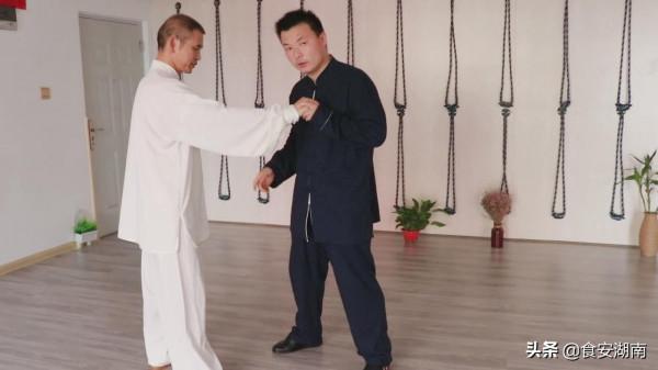 太極單手側面纏絲功是一種複合勁，攻防一起，防守與攻擊同時發動