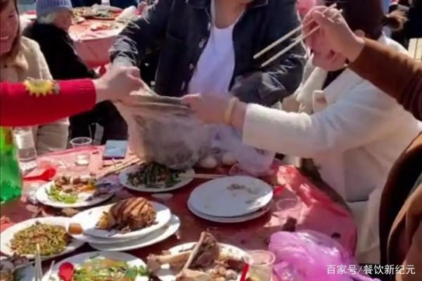 朋友結婚隨禮800，吃酒席時，當大媽掏出塑膠袋的那一刻，我慌了