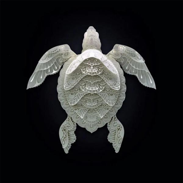 他把白紙玩到了極致，複雜精緻的動物紙雕肖像，帶給人強烈震撼