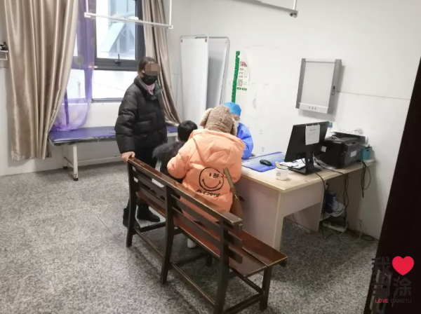 人均排隊3小時！當塗人民醫院兒科爆滿，家長、醫生忙到起飛