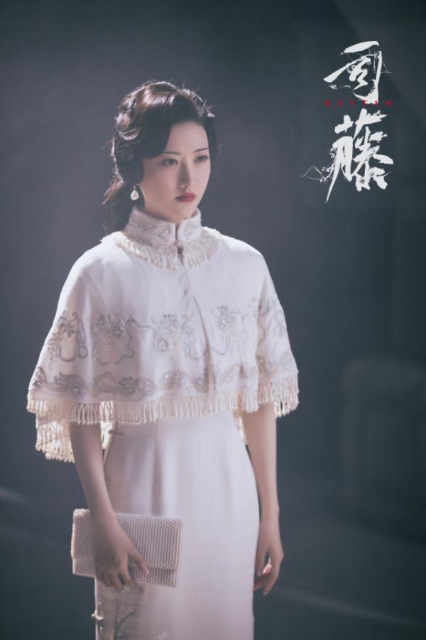 33歲景甜穿黑裙現身活動，生圖被贊人間富貴花，“嬰兒肌”搶鏡