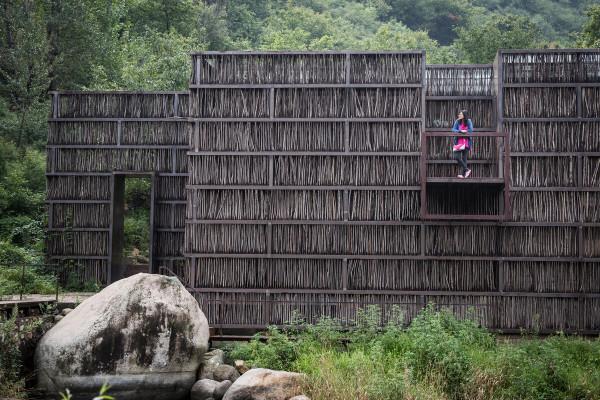 懷柔一小眾圖書館，有多種樹枝枝幹搭建，內部安靜優美，名氣卻小