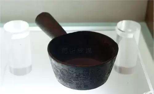 老外花10元從中國地攤買一瓷罐,當雜物罐用92年,最後拍出23億 老外花10元從中國地攤買一瓷罐,當雜物罐用92年,最後拍出23億