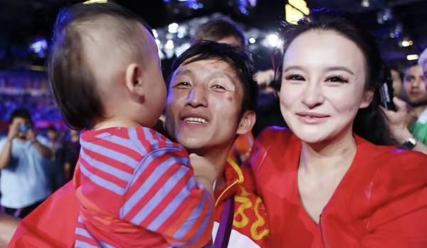 鄒市明嬌妻曬合照，軒軒跟王祖藍差不多高，冉瑩穎像芭比娃娃