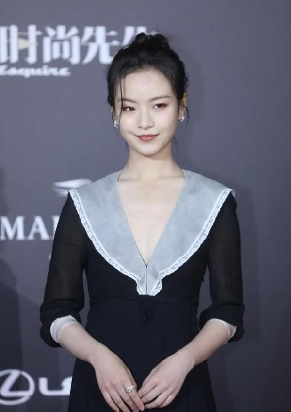 多大年紀就穿多大衣服，00後李庚希穿得太成熟，像是偷媽媽衣服