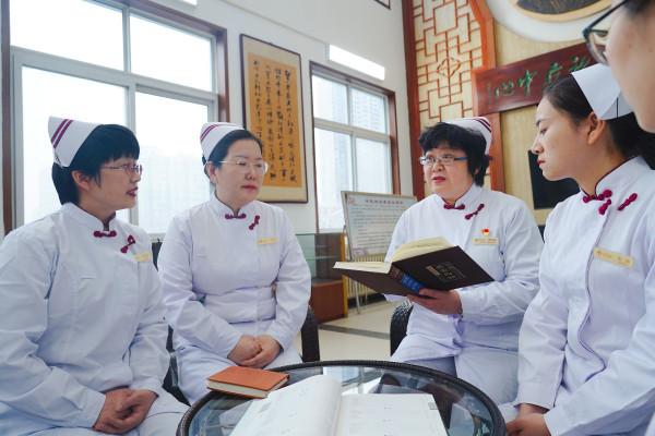 現在的護士有多&OpenCurlyDoubleQuote;卷&rdquo;？除了會畫畫，還得會背中醫經典