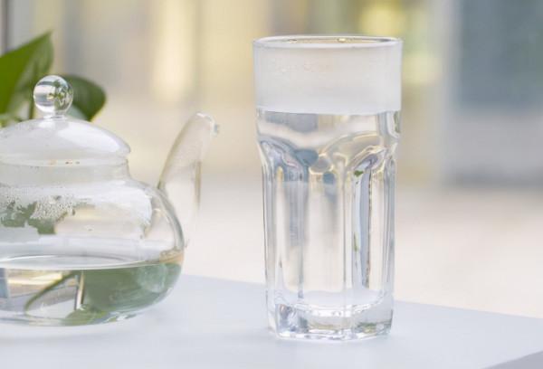 早起喝溫水，相當於喝“細菌”？很多人不瞭解，醫生一文講清楚