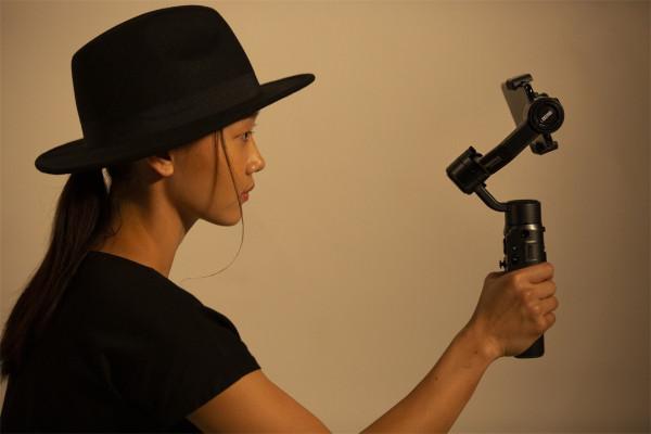 別急著買新手機，拍好影片，你缺的是智雲SMOOTH 5穩定器