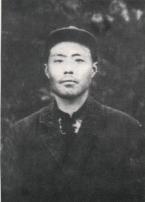 陳毅按約定等人接頭，被一大爺拉住：快跑，偽裝成教書匠逃過一劫