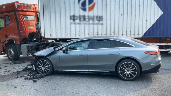 氣囊彈出，零件碎了一地，賓士EQS還沒上市就撞車了