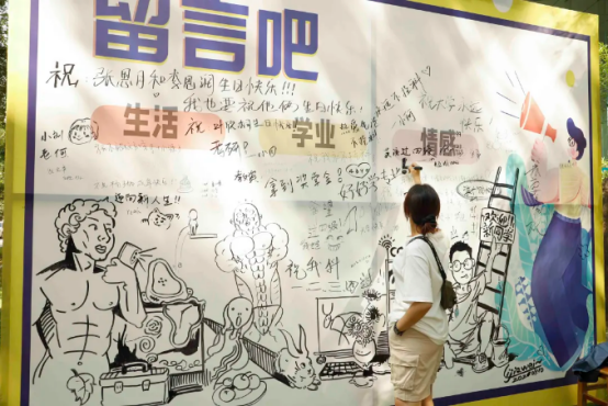 現場直擊！華中師範大學開學了，5000餘名新生報到，黨委書記幫忙搬行李！