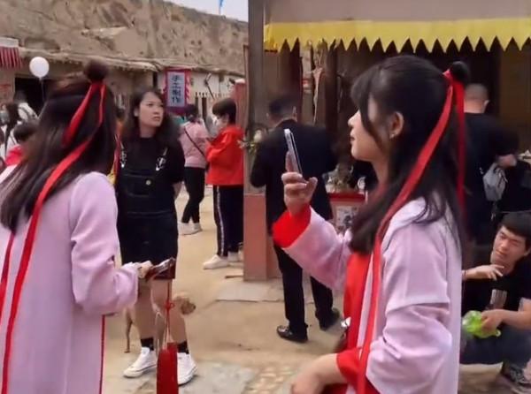 景區“紫霞仙子”扎堆 網友:至尊寶都不敢出來了 景區“紫霞仙子”扎堆 網友:至尊寶都不敢出來了