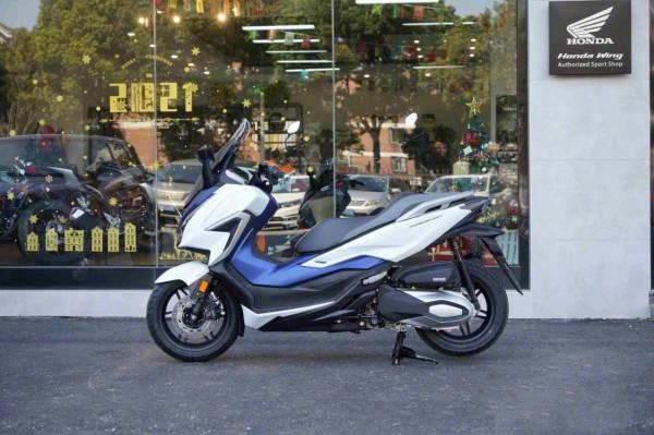 本田進口大踏板NSS 350，水冷引擎29.2馬力，可上班代步長途摩旅