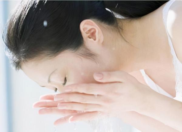 擠壓抓撓後，鼻子上擠出來白色條狀，是什麼東西？