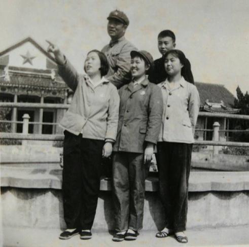 1955年，許世友特批一位小學校長保留軍籍；該校兩任校長還是將軍