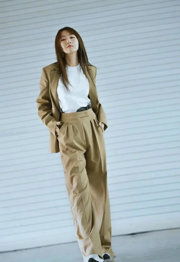 楊鈺瑩才是阿姨輩頂流，穿一件經典的碎花連衣裙，高階減齡