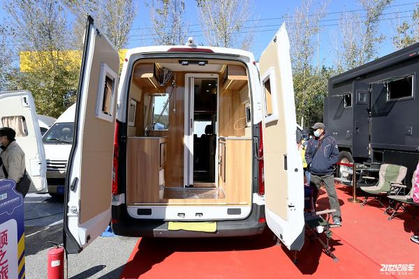 B型房車裡少見的3張床！內外兼修，順之旅V90後置廚衛版