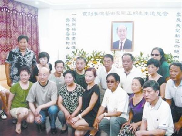 京劇名家關正明葬禮：不設靈堂、不要墓地，周立波下跪痛哭