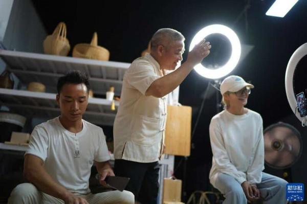 “篾匠網紅”成名記 “篾匠網紅”成名記