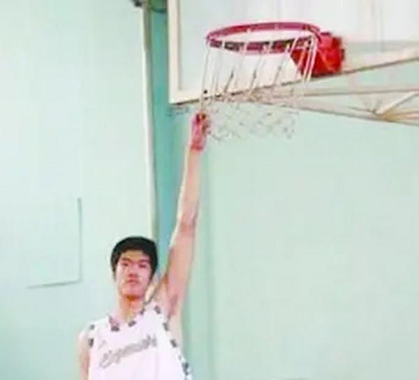 9年前“小姚明”張佳迪逝世，郭士強痛哭惋惜，其骨灰撒向了大海