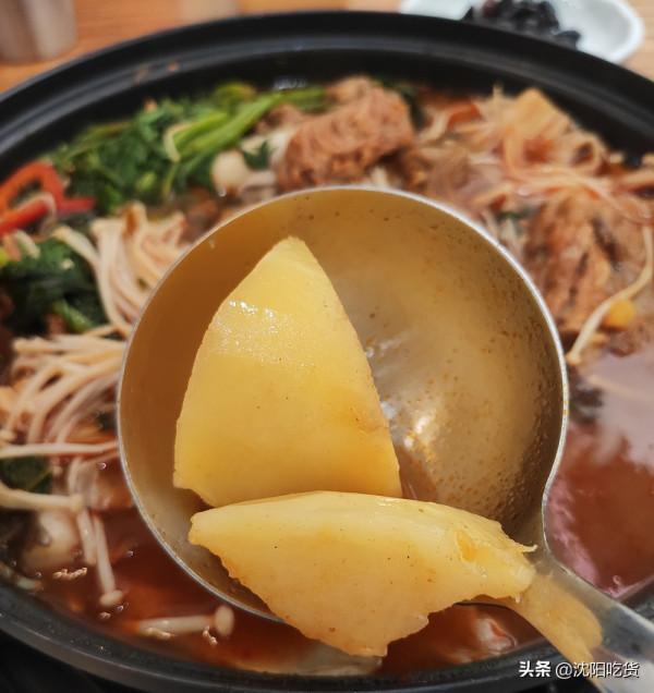 吃脊骨土豆鍋的精華不在於啃骨頭，而是最後的鍋底炒飯