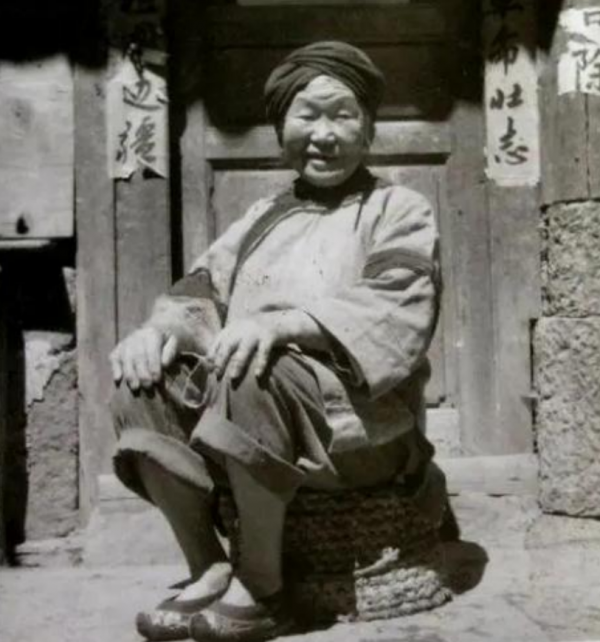 女乞丐被偽軍拖進炮樓，亮出三根針嚇退敵人，57年後針被國家收藏