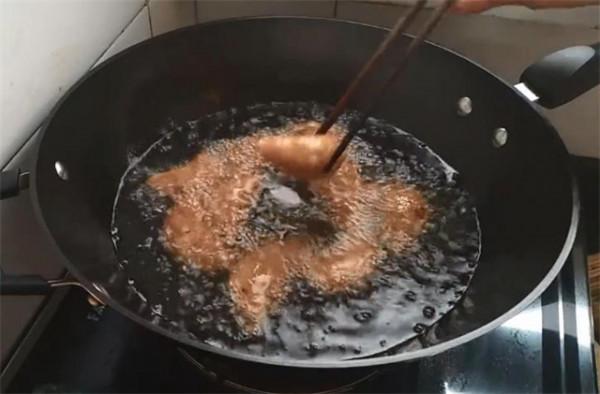 教你在家炸油糕，口感酥脆色澤黃亮，做法簡單，比買的還好吃